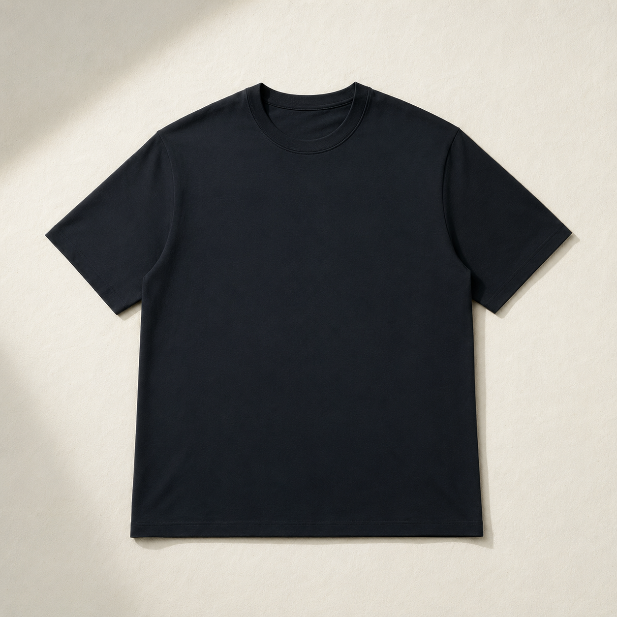 墨色精梳棉圓領 T 恤平鋪於米紙白背景