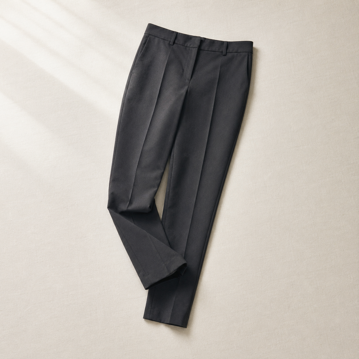 駝色羔羊毛開襟衫掛於原木衣架，側光