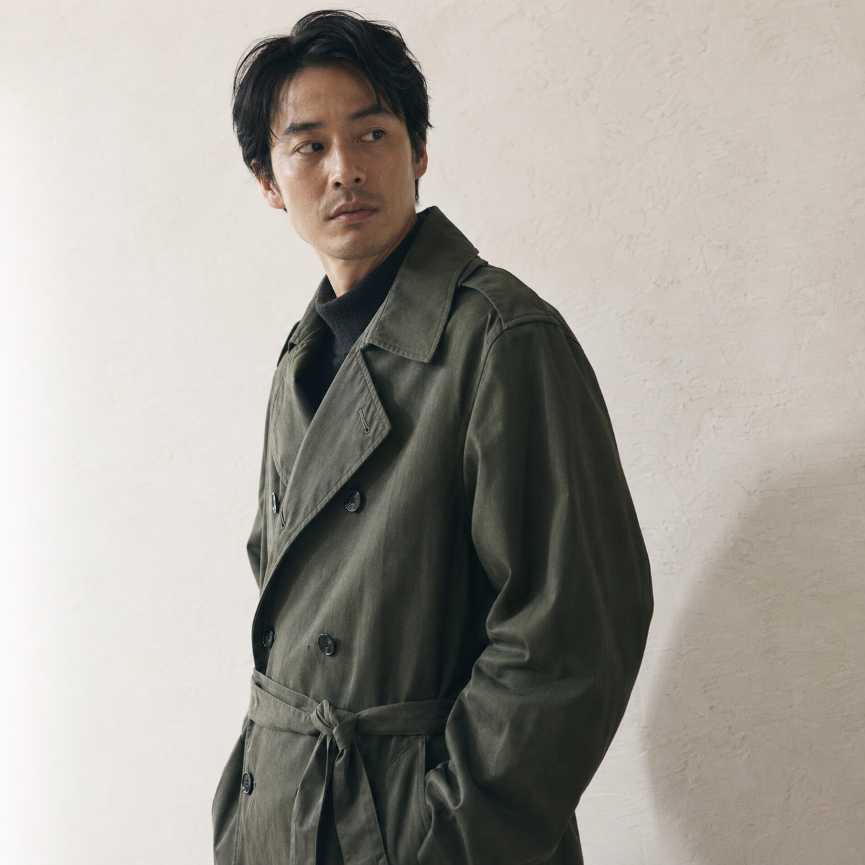 苔綠色風衣外套穿著於模特身上，自然側光