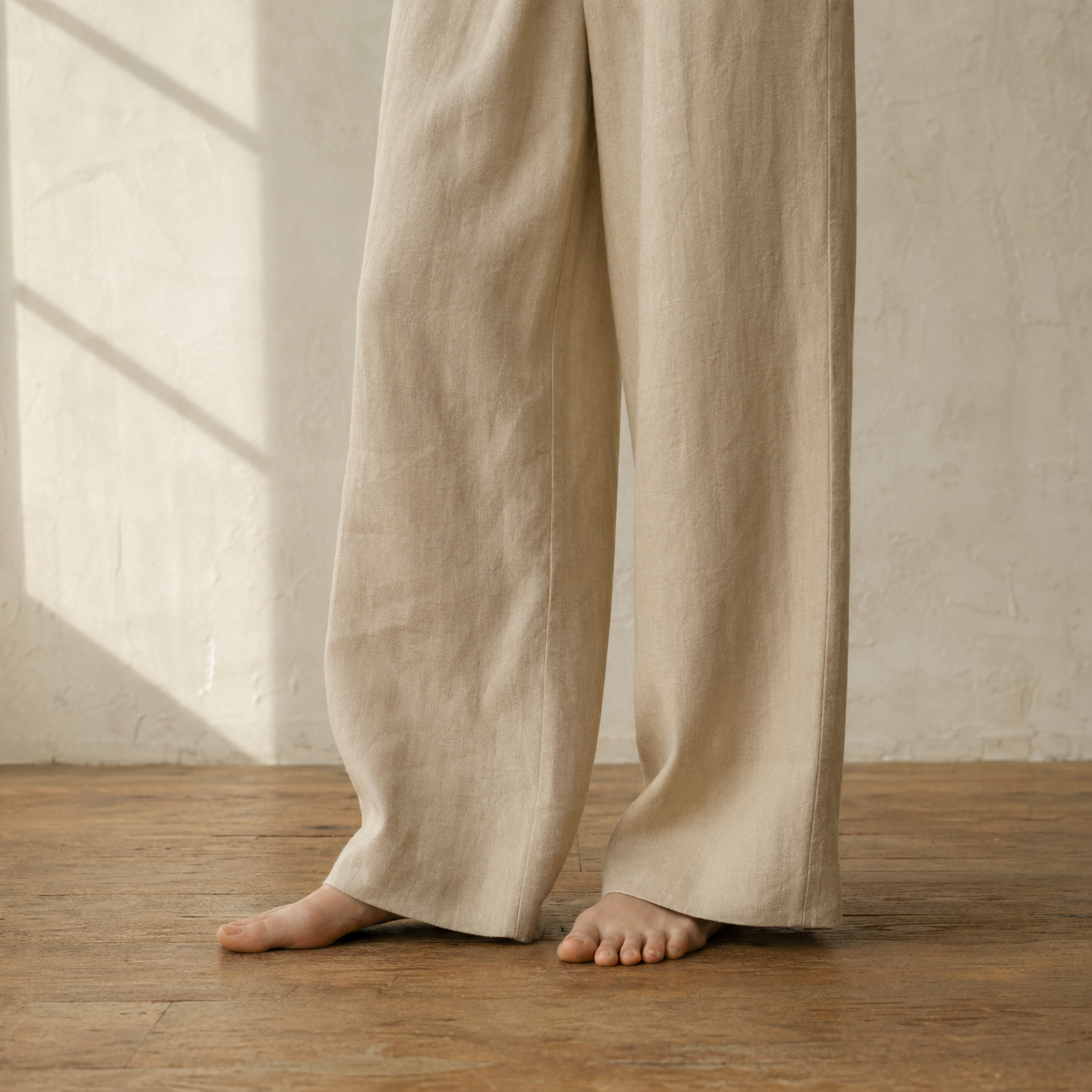 砂色亞麻寬版長褲於模特上，自然側光